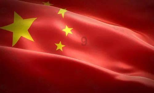 穿驼色大衣时，搭配什么颜色的鞋子比较好？